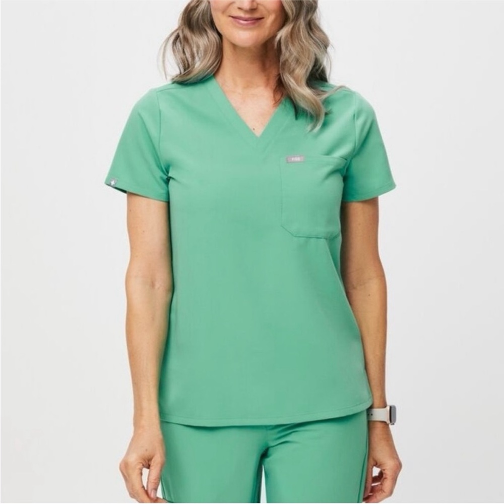 Figs Catarina one pocket scrub top, used